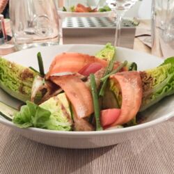 Knackiger Salat mit Sesamdressing
